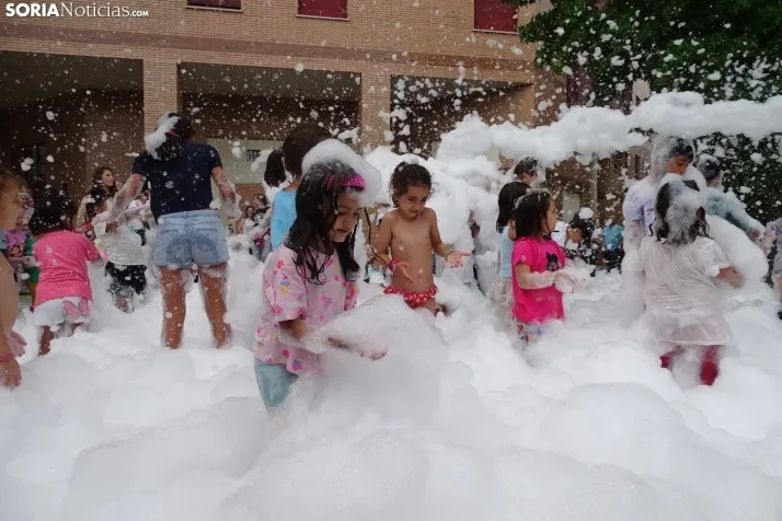 Espumosa despedida de fiestas en el barrio de Santa B&aacute;rbara