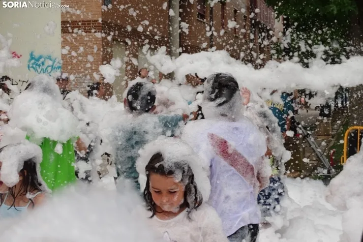 Espumosa despedida de fiestas en el barrio de Santa B&aacute;rbara