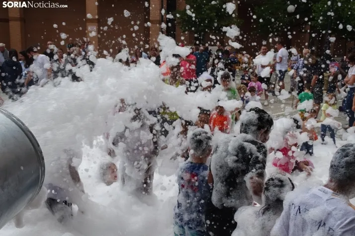 Espumosa despedida de fiestas en el barrio de Santa B&aacute;rbara