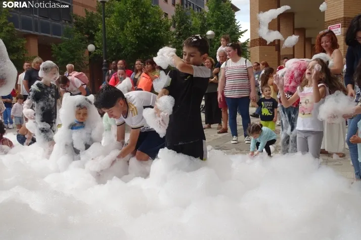 Espumosa despedida de fiestas en el barrio de Santa B&aacute;rbara