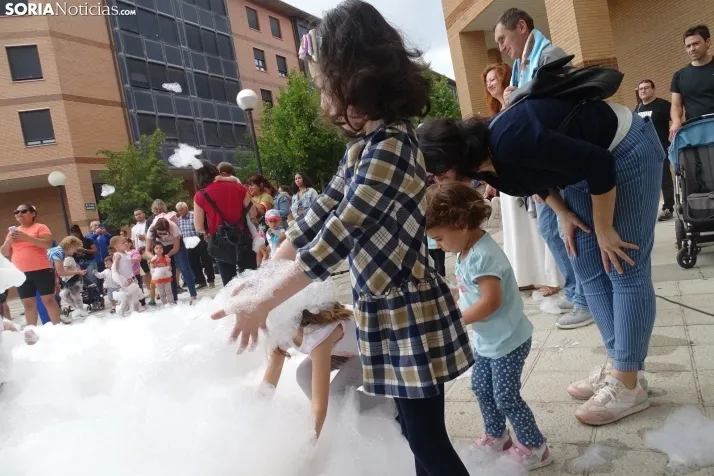 Espumosa despedida de fiestas en el barrio de Santa B&aacute;rbara