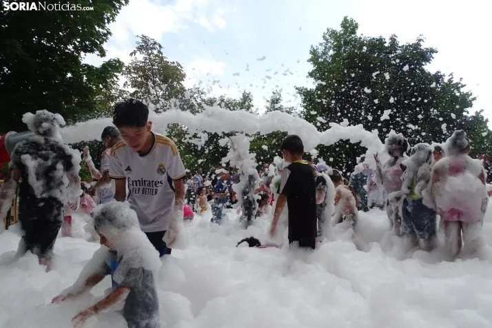 Espumosa despedida de fiestas en el barrio de Santa B&aacute;rbara