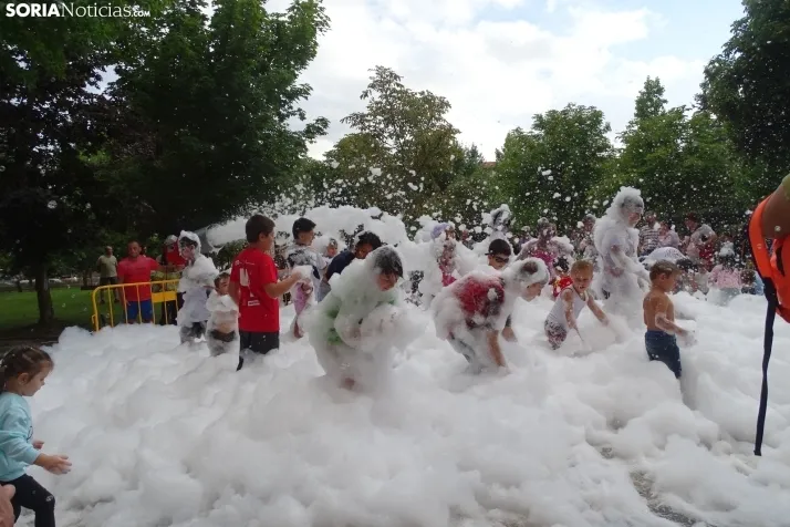 Espumosa despedida de fiestas en el barrio de Santa B&aacute;rbara