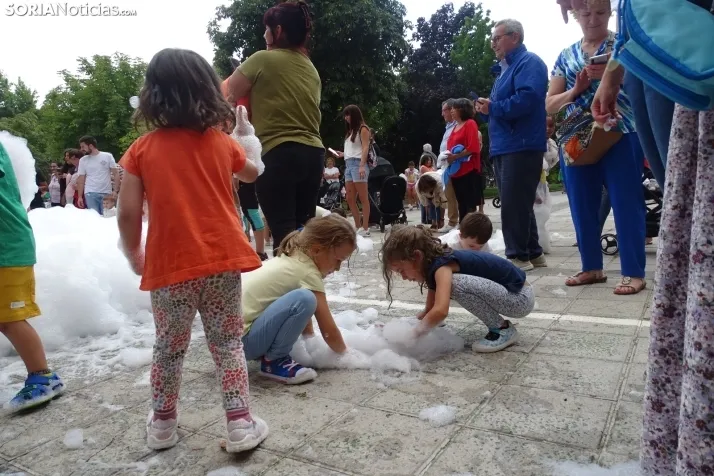 Espumosa despedida de fiestas en el barrio de Santa B&aacute;rbara
