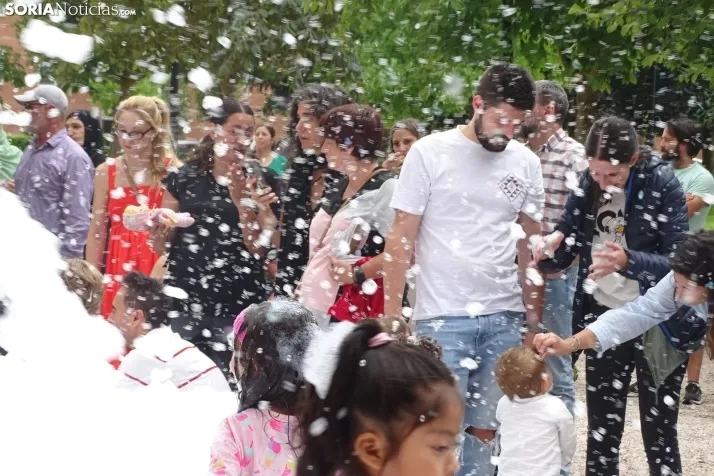 Espumosa despedida de fiestas en el barrio de Santa B&aacute;rbara
