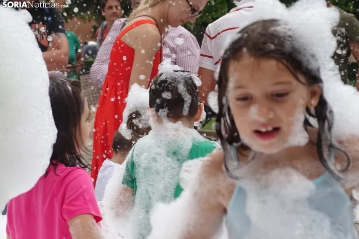 Espumosa despedida de fiestas en el barrio de Santa B&aacute;rbara