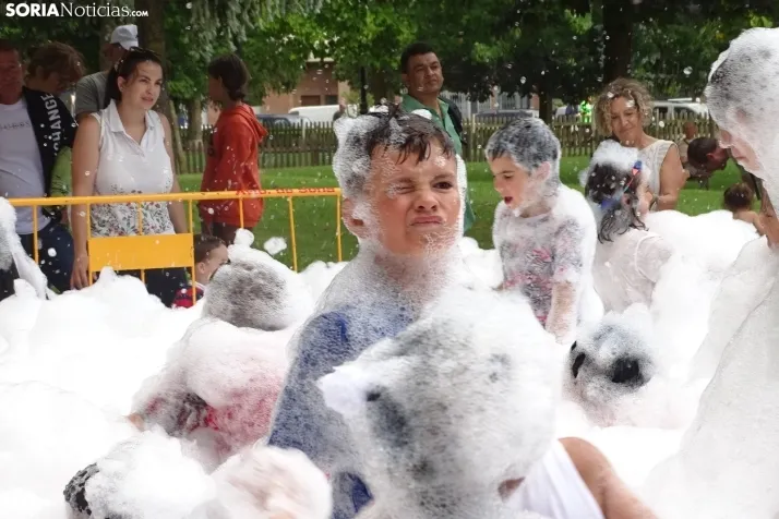 Espumosa despedida de fiestas en el barrio de Santa B&aacute;rbara