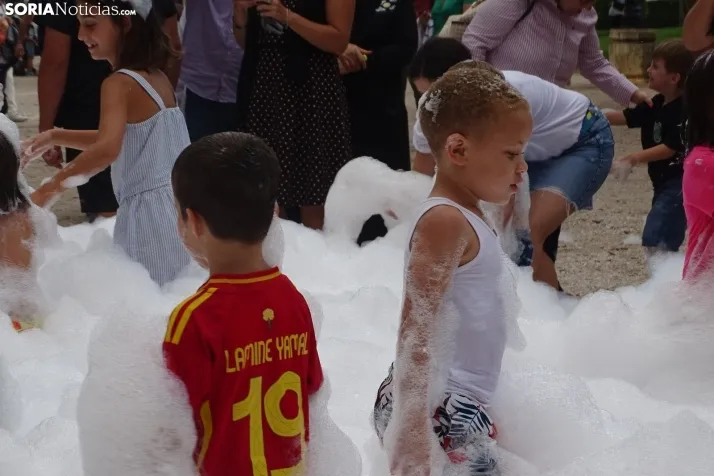 Espumosa despedida de fiestas en el barrio de Santa B&aacute;rbara
