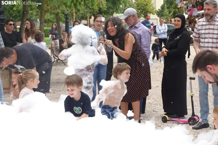 Espumosa despedida de fiestas en el barrio de Santa B&aacute;rbara