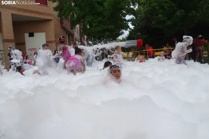 Espumosa despedida de fiestas en el barrio de Santa B&aacute;rbara