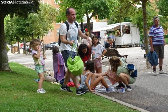 Espumosa despedida de fiestas en el barrio de Santa B&aacute;rbara