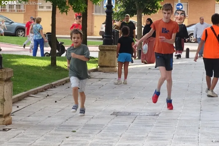 Espumosa despedida de fiestas en el barrio de Santa B&aacute;rbara