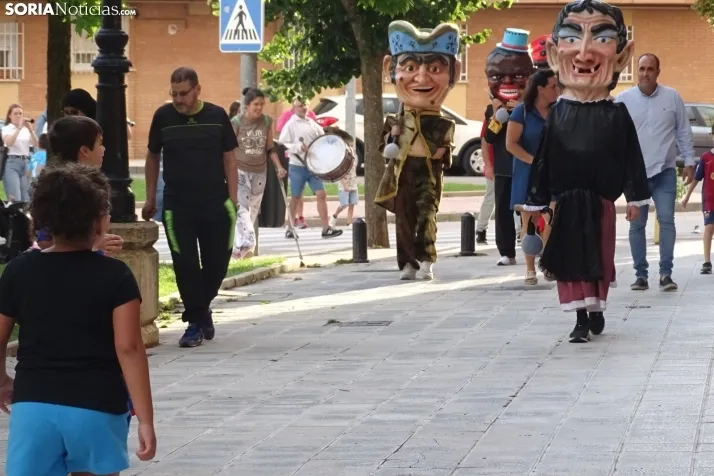 Espumosa despedida de fiestas en el barrio de Santa B&aacute;rbara