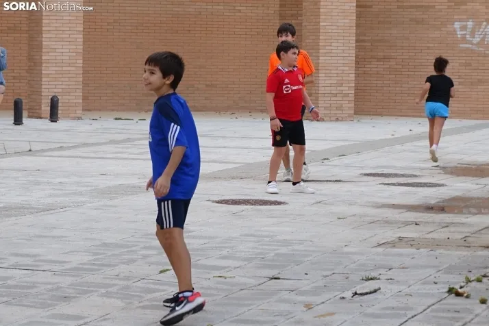 Espumosa despedida de fiestas en el barrio de Santa B&aacute;rbara