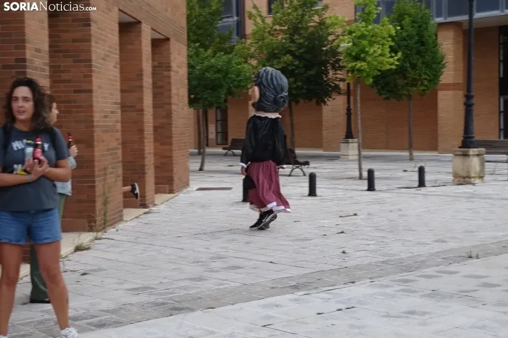 Espumosa despedida de fiestas en el barrio de Santa B&aacute;rbara