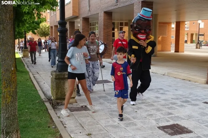 Espumosa despedida de fiestas en el barrio de Santa B&aacute;rbara