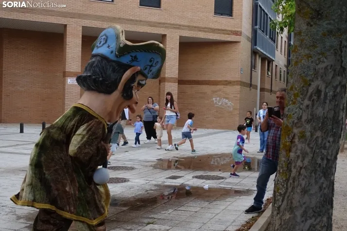 Espumosa despedida de fiestas en el barrio de Santa B&aacute;rbara