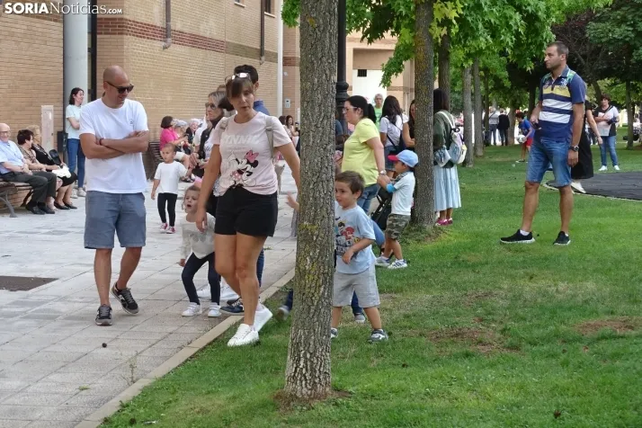 Espumosa despedida de fiestas en el barrio de Santa B&aacute;rbara