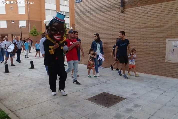 Espumosa despedida de fiestas en el barrio de Santa B&aacute;rbara