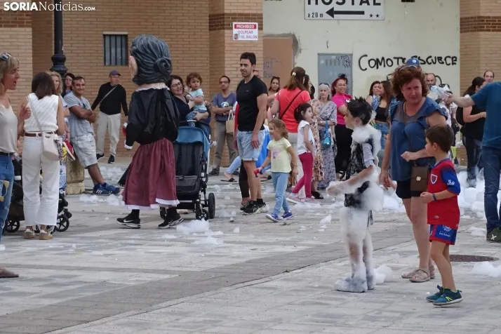 Espumosa despedida de fiestas en el barrio de Santa B&aacute;rbara