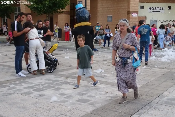 Espumosa despedida de fiestas en el barrio de Santa B&aacute;rbara