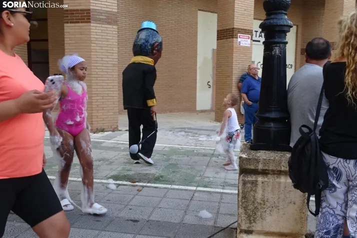 Espumosa despedida de fiestas en el barrio de Santa B&aacute;rbara