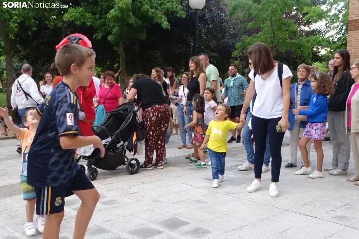 Espumosa despedida de fiestas en el barrio de Santa B&aacute;rbara