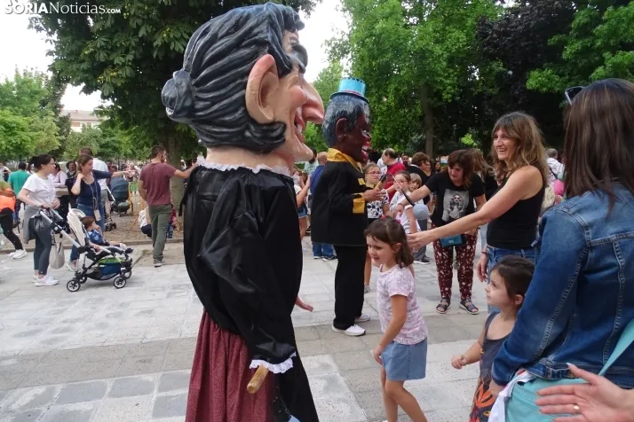 Espumosa despedida de fiestas en el barrio de Santa B&aacute;rbara