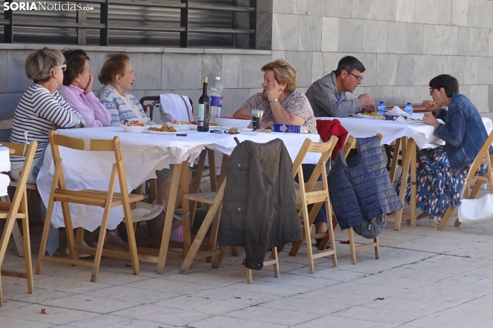 Una imagen de la comida vecinal hoy. /PC