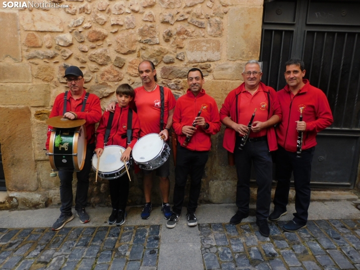 Fotos: Los m&aacute;s peque&ntilde;os celebran las fiestas del Casco Viejo con un pasacalles y cabezudos