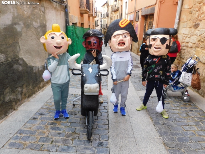 Fotos: Los m&aacute;s peque&ntilde;os celebran las fiestas del Casco Viejo con un pasacalles y cabezudos