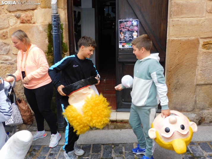 Fotos: Los m&aacute;s peque&ntilde;os celebran las fiestas del Casco Viejo con un pasacalles y cabezudos