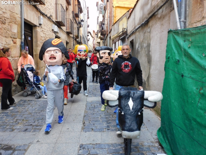 Fotos: Los m&aacute;s peque&ntilde;os celebran las fiestas del Casco Viejo con un pasacalles y cabezudos