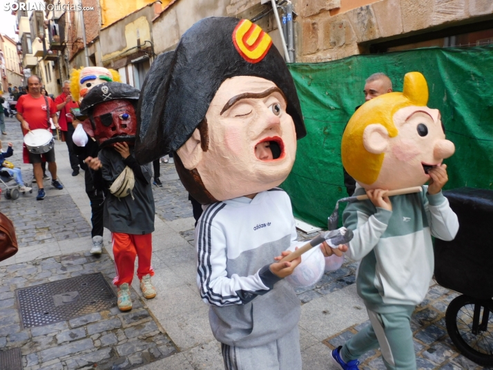 Fotos: Los m&aacute;s peque&ntilde;os celebran las fiestas del Casco Viejo con un pasacalles y cabezudos