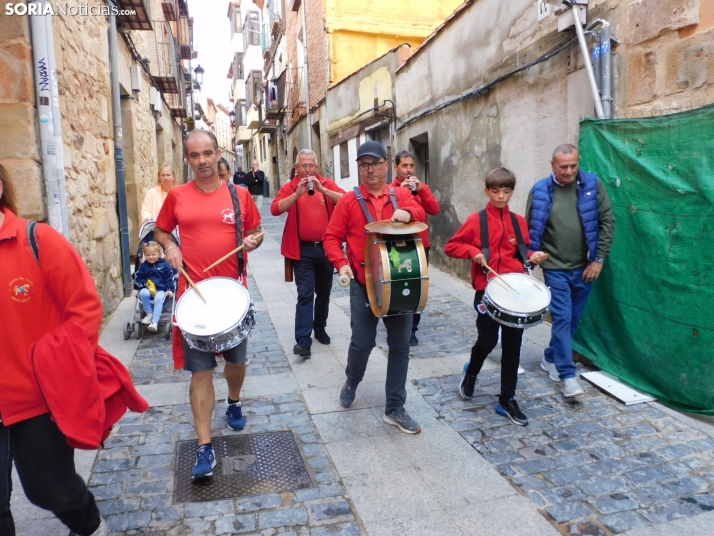 Fotos: Los m&aacute;s peque&ntilde;os celebran las fiestas del Casco Viejo con un pasacalles y cabezudos