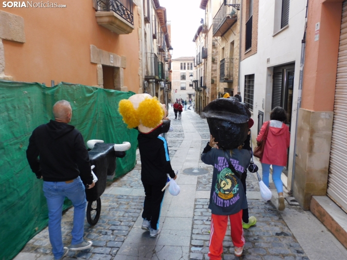 Fotos: Los m&aacute;s peque&ntilde;os celebran las fiestas del Casco Viejo con un pasacalles y cabezudos