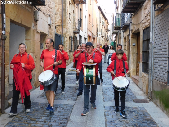 Fotos: Los m&aacute;s peque&ntilde;os celebran las fiestas del Casco Viejo con un pasacalles y cabezudos