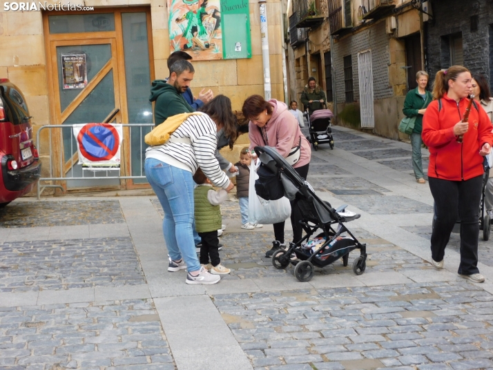 Fotos: Los m&aacute;s peque&ntilde;os celebran las fiestas del Casco Viejo con un pasacalles y cabezudos