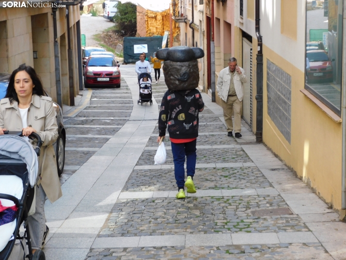 Fotos: Los m&aacute;s peque&ntilde;os celebran las fiestas del Casco Viejo con un pasacalles y cabezudos