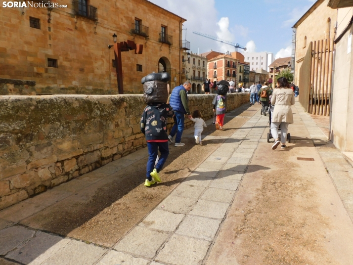 Fotos: Los m&aacute;s peque&ntilde;os celebran las fiestas del Casco Viejo con un pasacalles y cabezudos