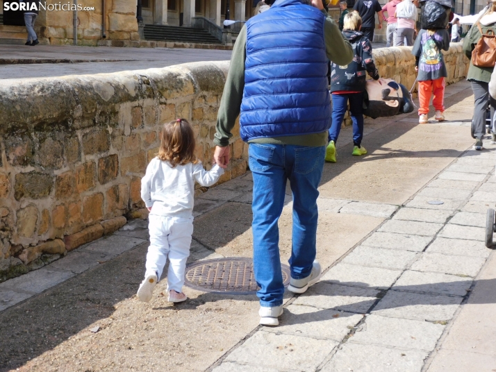 Fotos: Los m&aacute;s peque&ntilde;os celebran las fiestas del Casco Viejo con un pasacalles y cabezudos