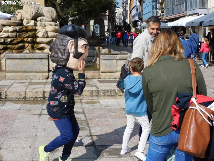 Fotos: Los m&aacute;s peque&ntilde;os celebran las fiestas del Casco Viejo con un pasacalles y cabezudos