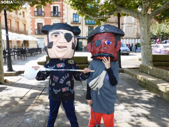 Fotos: Los m&aacute;s peque&ntilde;os celebran las fiestas del Casco Viejo con un pasacalles y cabezudos