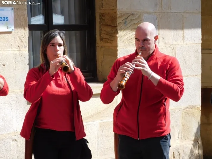 Fotos: Los m&aacute;s peque&ntilde;os celebran las fiestas del Casco Viejo con un pasacalles y cabezudos