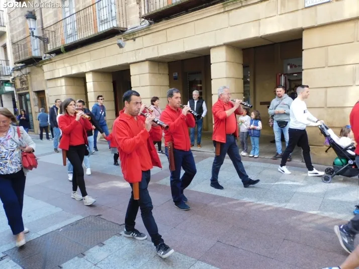 Fotos: Los m&aacute;s peque&ntilde;os celebran las fiestas del Casco Viejo con un pasacalles y cabezudos