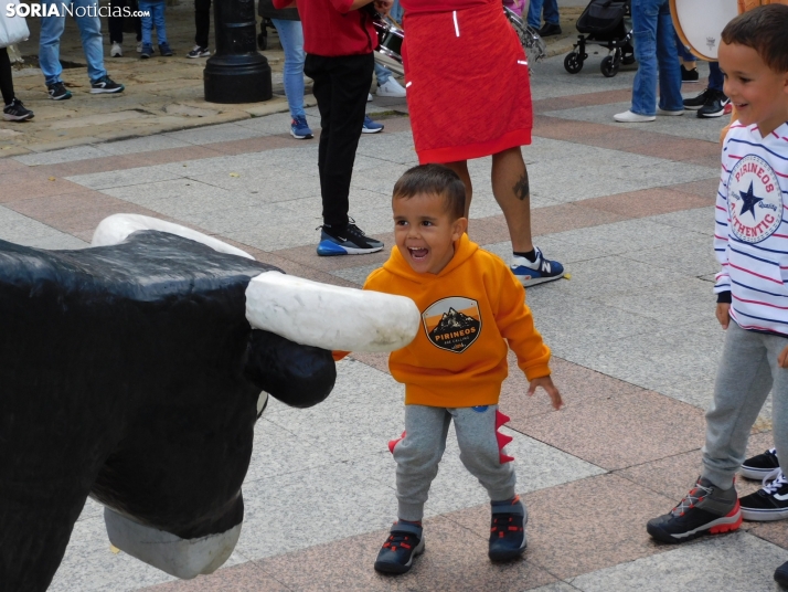 Fotos: Los m&aacute;s peque&ntilde;os celebran las fiestas del Casco Viejo con un pasacalles y cabezudos