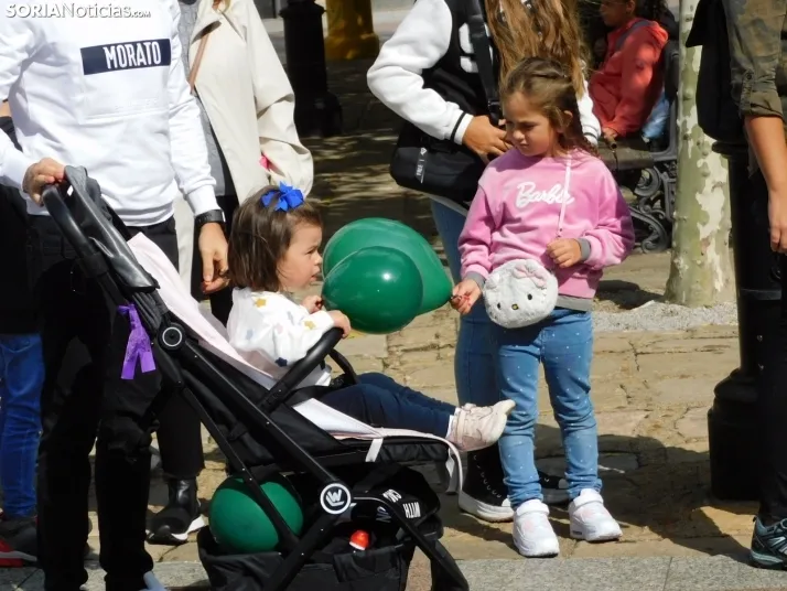 Fotos: Los m&aacute;s peque&ntilde;os celebran las fiestas del Casco Viejo con un pasacalles y cabezudos