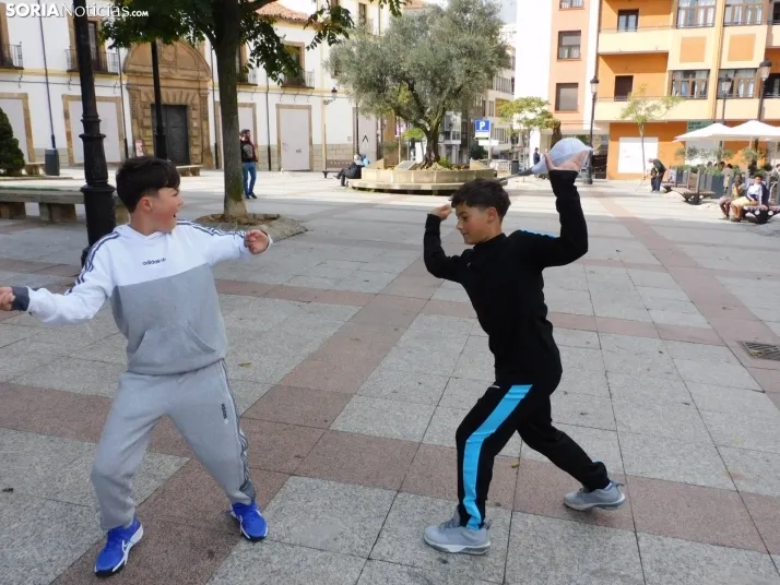 Fotos: Los m&aacute;s peque&ntilde;os celebran las fiestas del Casco Viejo con un pasacalles y cabezudos