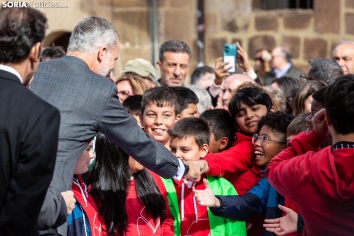 La foto del Rey Felipe VI con los escolares sorianos