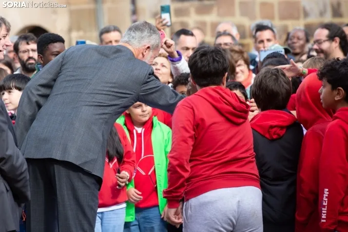 La foto del Rey Felipe VI con los escolares sorianos